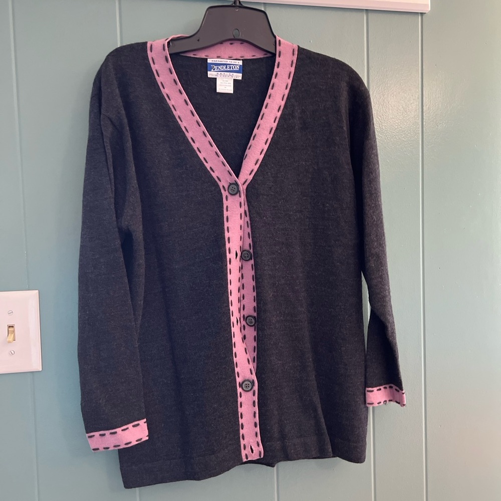 Vintage 60- 70 Pendleton wool gray and pink suit 
Cardigan med p
Skirt 12